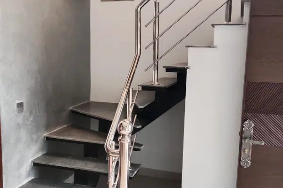 1 KANAL USED MODERN HOUSE FOR SALE IN DHA PHASE 1