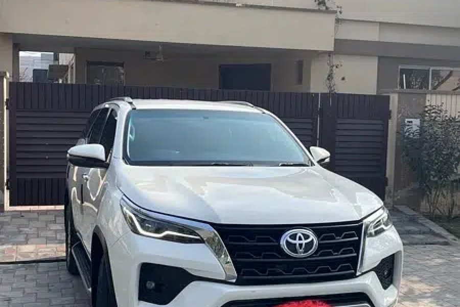 Toyota Fortuner sigma 2.8 Eden Avenue Extension, Lahore
