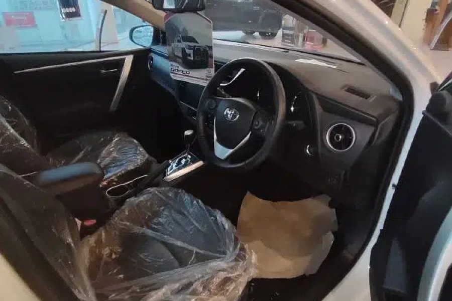 Toyota corolla Grande black interior DHA Phase 1, Lahore