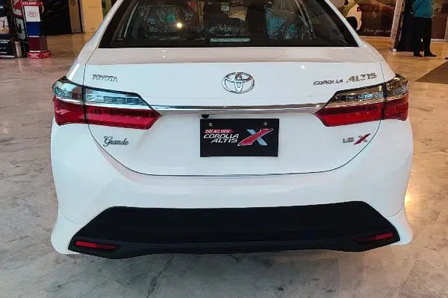 Toyota corolla Grande black interior DHA Phase 1, Lahore