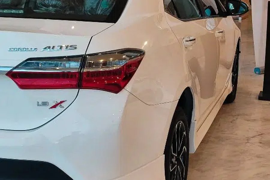 Toyota corolla Grande black interior DHA Phase 1, Lahore
