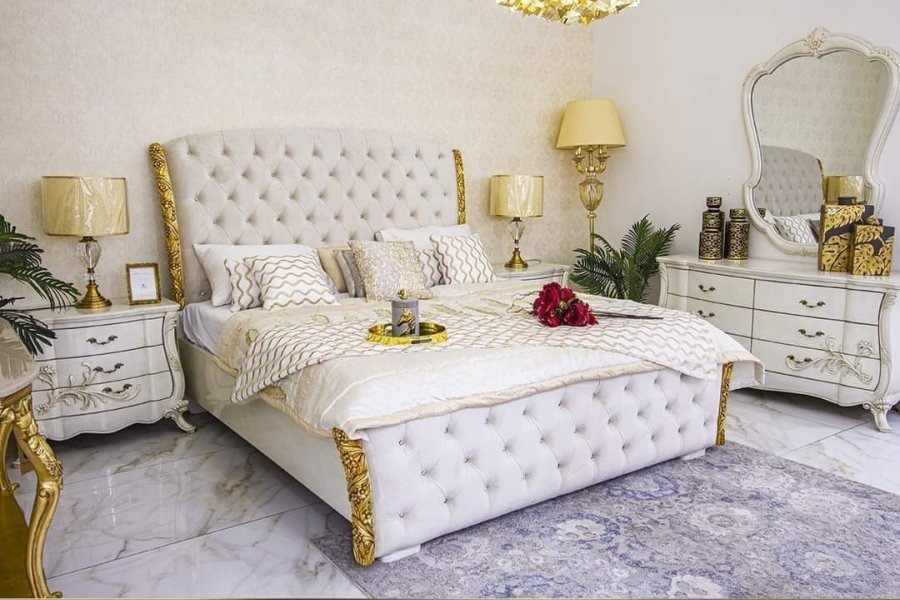 Modern BedSet with Decent Design including Sides tables and Decoration/Lamps
