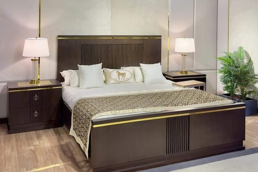 Classic Wooden BedSet with Decent Design including Sides tables and Decoration/Lamps