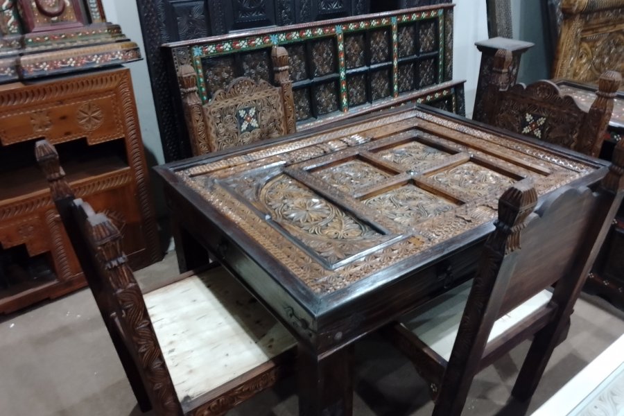 Classic Handcrafted Wooden Dinning Table with 4 Wooden Chairs (Dining Room Set)