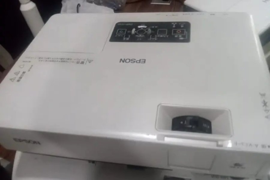 HDMI and VGA Multimedia projectors available for sale
