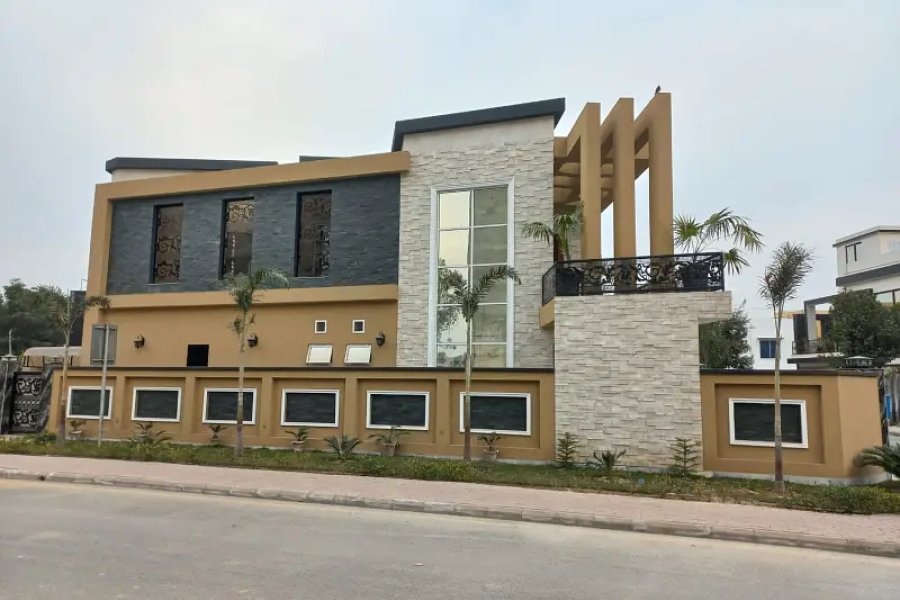 8 MARLA HOUSE FOR SALE IN REASONABLE PRICE ( ONLY 6 MONTH USED LOOK LIKE BRAND NEW )