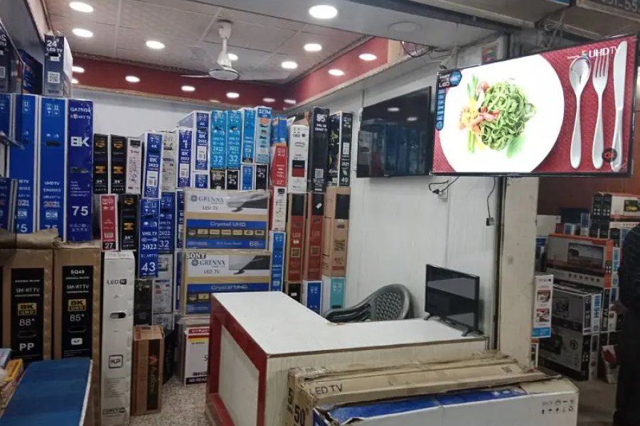 32&quot; INCH SMART UHD WIFI LED TV. BRAND NEW TV SAMSUNG