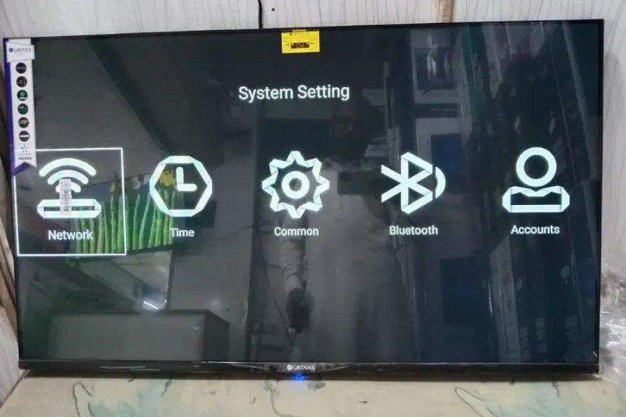 32&quot; INCH SMART UHD WIFI LED TV. BRAND NEW TV SAMSUNG