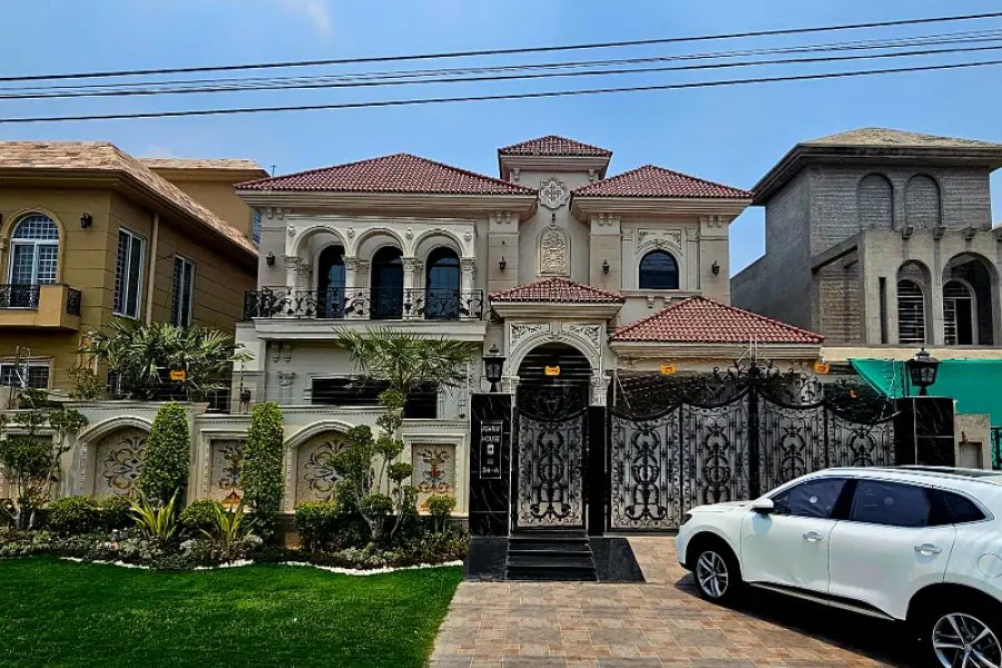 1 Kanal Fully Furnished Luxury House For Sale In A Block at 130 Feet Wide Road Central Park