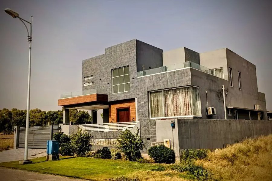 Owner&#39;s Built 1 Kanal Modern House Available for Sale