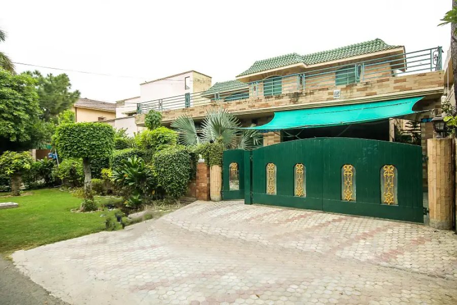 Modern Design 1 Kanal Used House for Sale Near Park