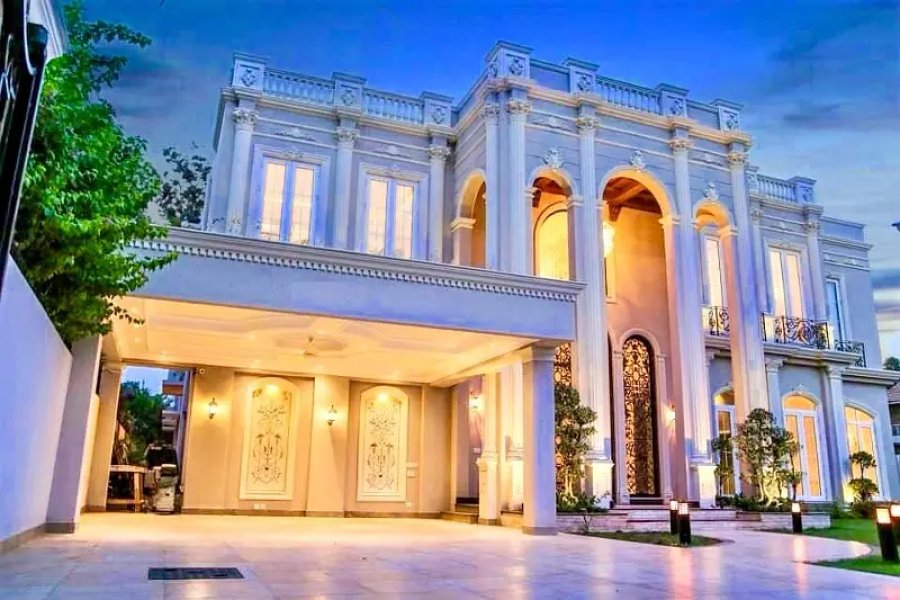 ONE KANAL EYE CACTHING BUNGLOW FOR SALE IN DHA PHASE 7 NEAR RAYA GOLF CLUB