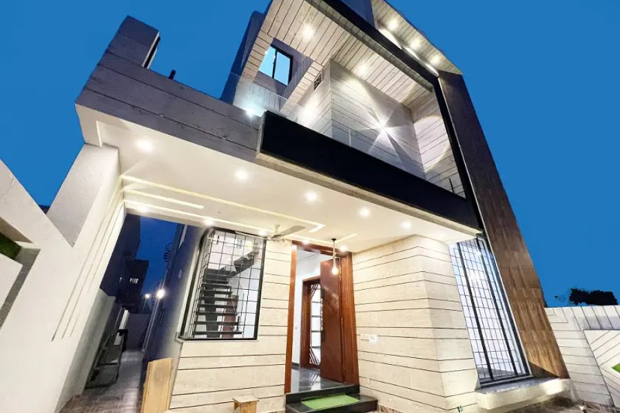 10 Marla Luxurious House Near To Park, Ring Road