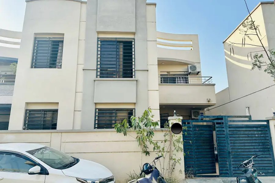 240 Square Yards House For sale In Rs. 33000000 Only