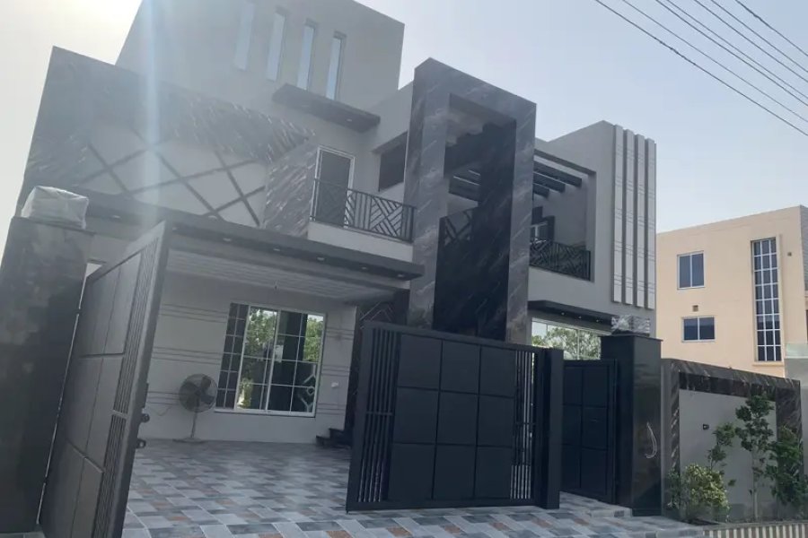 1 KANAL ARCHITECTURE FINEST HOUSE ON MAIN BOULEVARD IN NESPAK HOUSING SOCIETY PHASE 3 IS UP FOR SALE