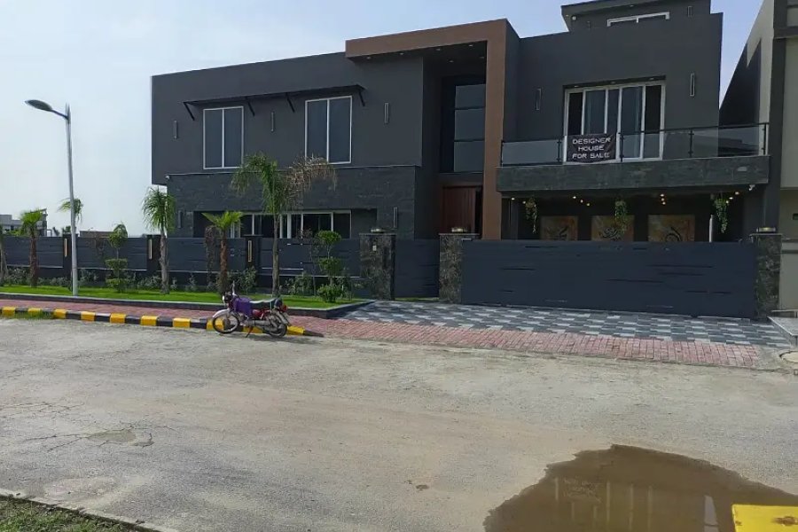 Bahria town, phase 8, 1 kanal double unit house 5 beds with attached baths outstanding location on investo