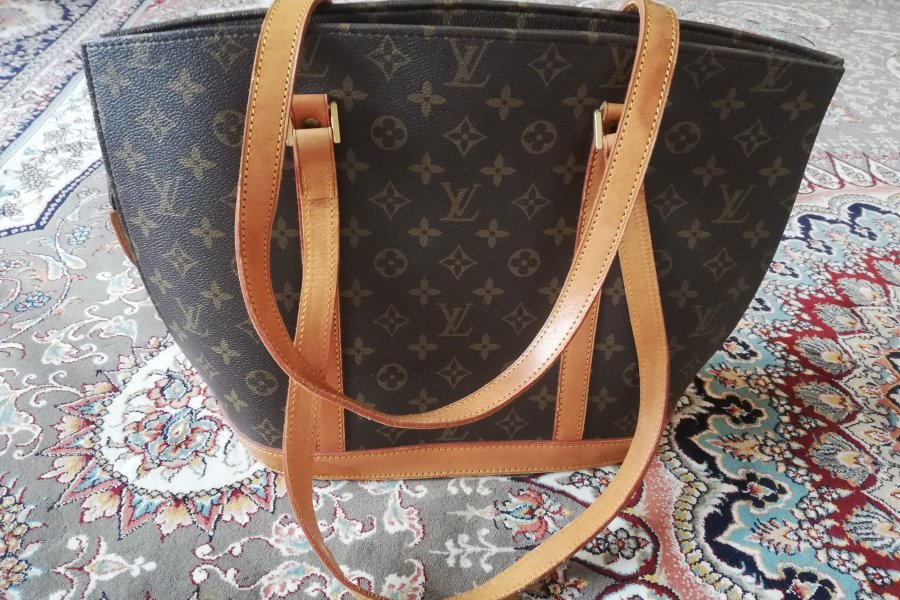 hand bag/Louis Vuitton/original bag/ Classic Style / Lightly Used