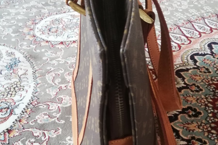 hand bag/Louis Vuitton/original bag/ Classic Style / Lightly Used