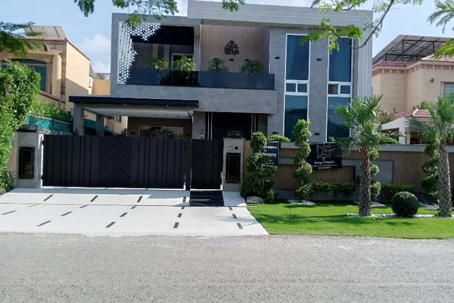 1 Kanal Brand New House Full Basement Fully Furnished Top Class Locati