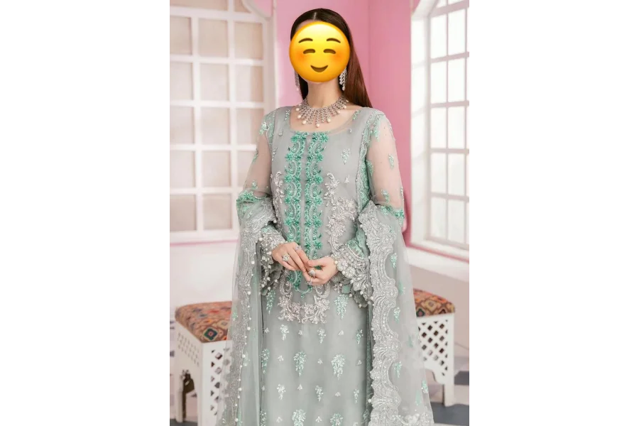 ایلاف دلہن کا کڑھائی والا لباس