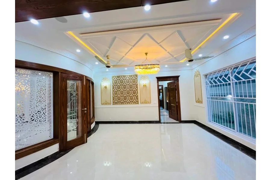 ویلنسیا ٹاؤن لاہور پاکستان میں 2 کنال مکان برائے فروخت