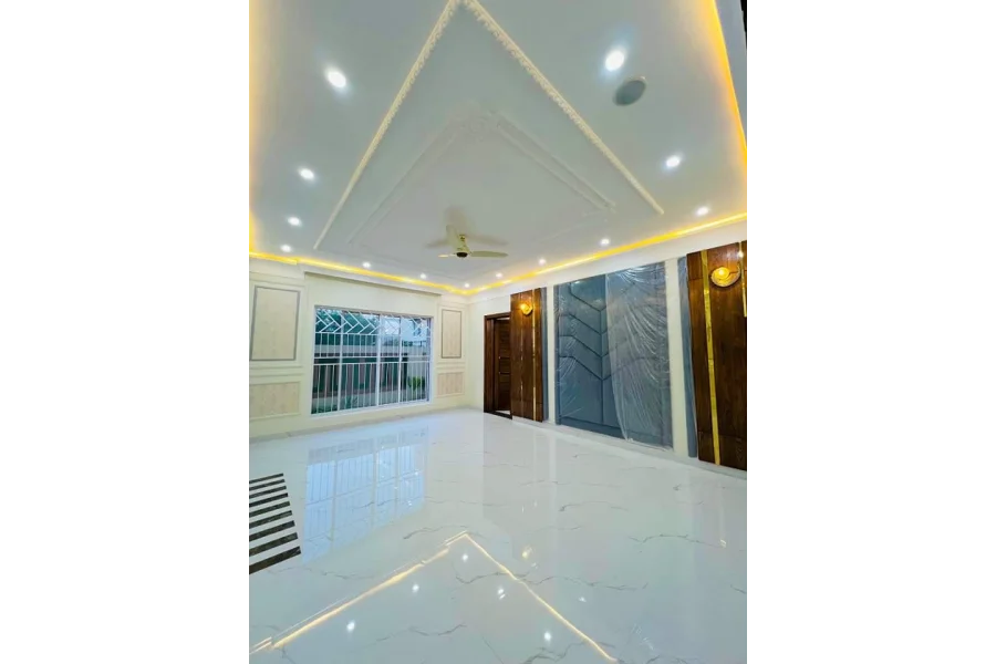 ویلنسیا ٹاؤن لاہور پاکستان میں 2 کنال مکان برائے فروخت