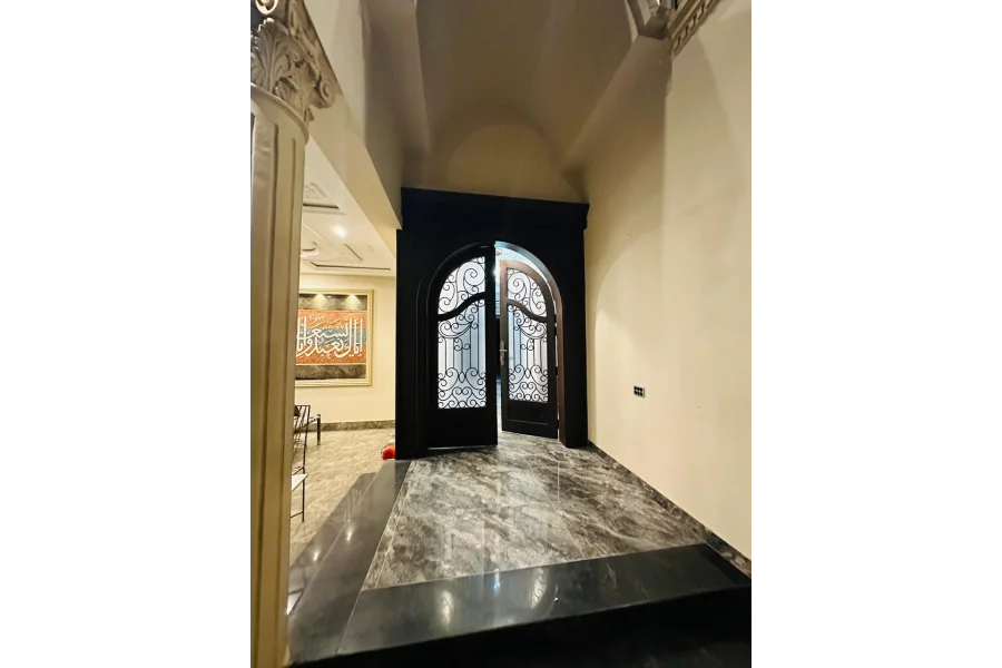 ڈی ایچ اے ملتان میں 1 کنال کا نیا ٹرپل سٹوری مکان برائے فروخت