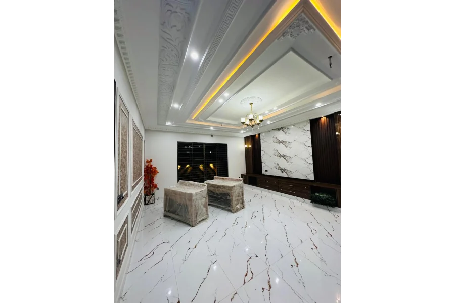 ڈی ایچ اے ملتان میں 1 کنال کا نیا ٹرپل سٹوری مکان برائے فروخت