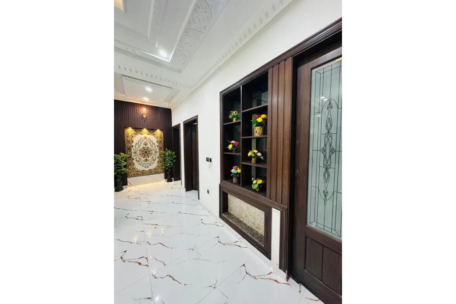 ڈی ایچ اے ملتان میں 1 کنال کا نیا ٹرپل سٹوری مکان برائے فروخت