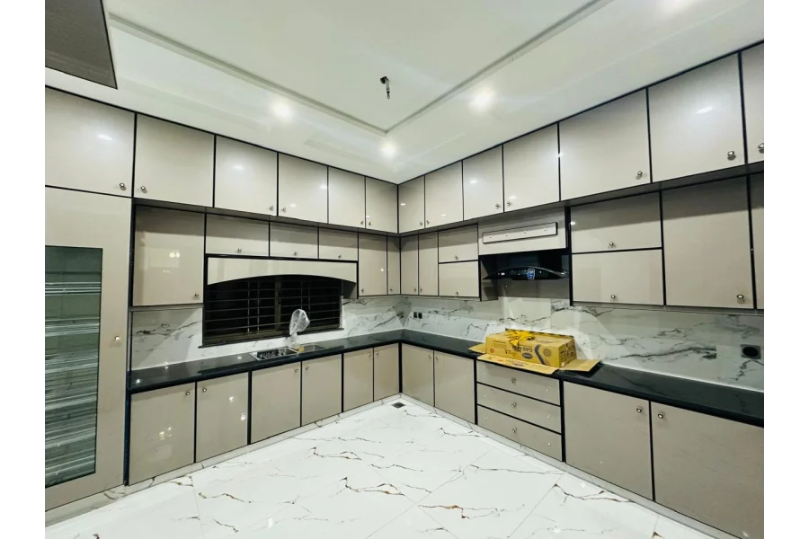 ڈی ایچ اے ملتان میں 1 کنال کا نیا ٹرپل سٹوری مکان برائے فروخت