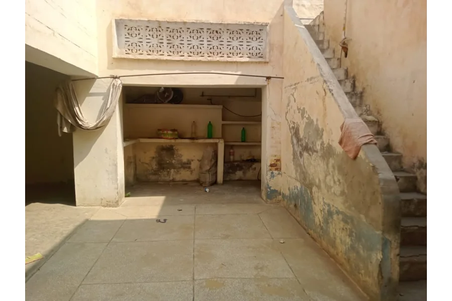 05 Marla old single storey  house for sale