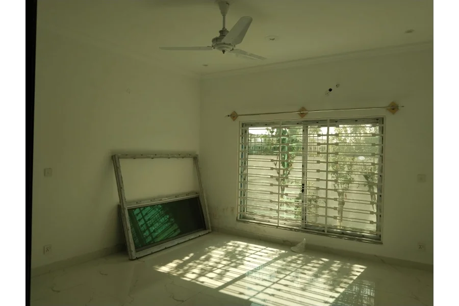 1 کنال ڈیزائن کا بالکل نیا مکان کرایہ پر