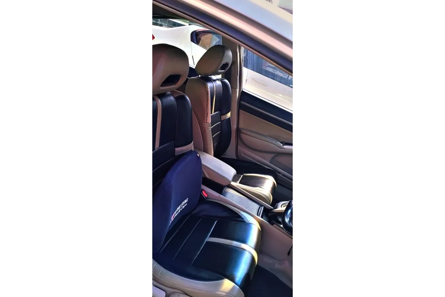 ہونڈا سوک ہائبرڈ ریبورن ماڈل 2010 امپورٹ 2022۔