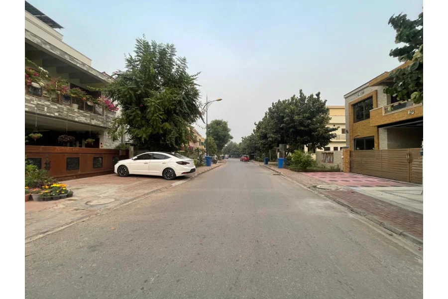 1 kanal Plot no 17 for sale