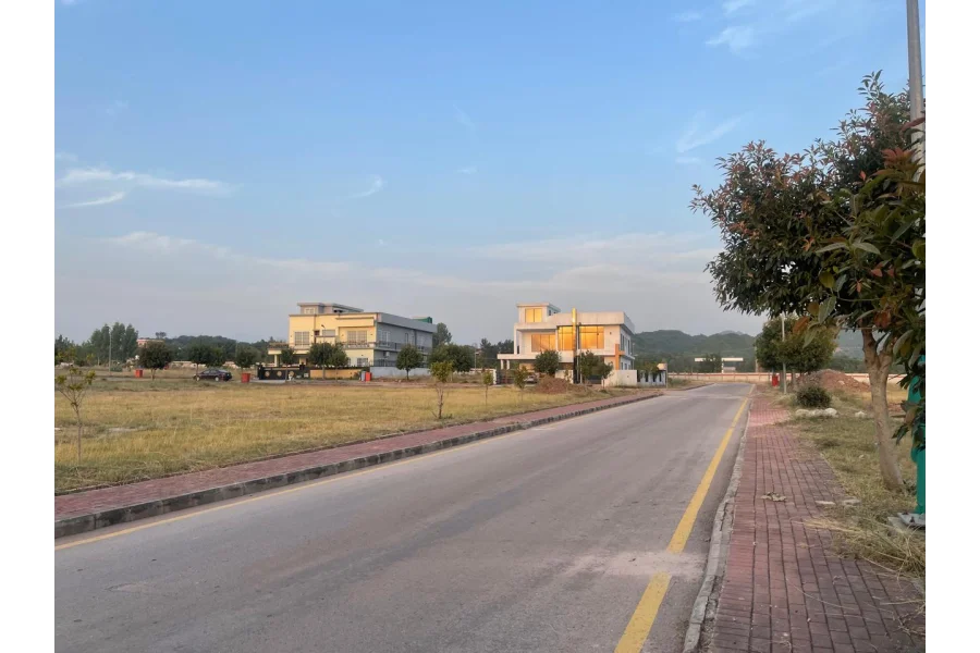 1 kanal Plot no 17 for sale