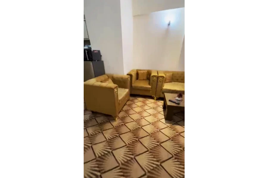 سیف ہائٹس مکمل طور پر فرنشڈ 2 بیڈ روم والا فلیٹ (1175 مربع فٹ) چیک کریں