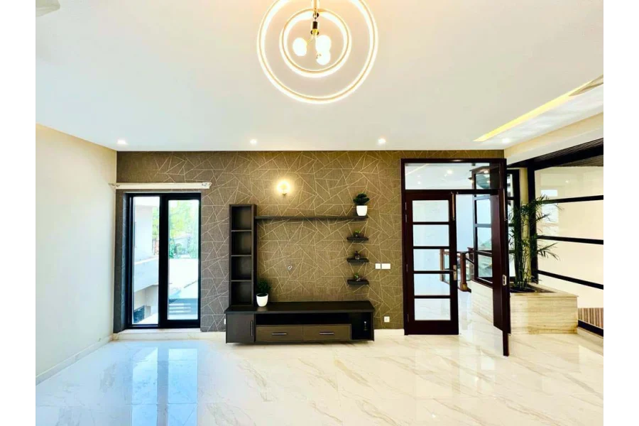 1 Kanal House Available for sale