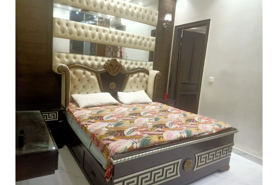 5 مرلہ فرنشڈ مکان کرایہ پر دستیاب ہے۔