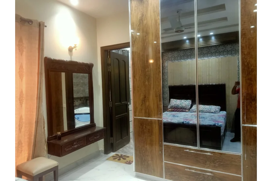 5 مرلہ فرنشڈ مکان کرایہ پر دستیاب ہے۔