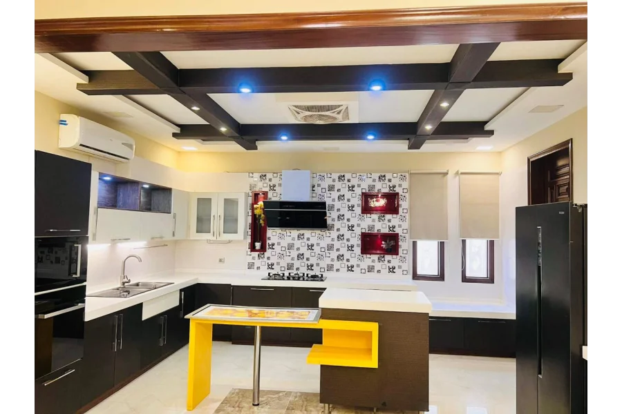 ڈی ایچ اے، کراچی میں 500 گز کا وسیع بنگلہ کرایہ پر دستیاب ہے۔