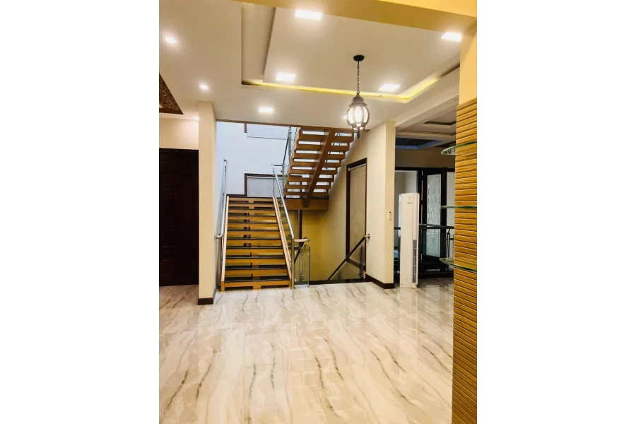 ڈی ایچ اے، کراچی میں 500 گز کا وسیع بنگلہ کرایہ پر دستیاب ہے۔