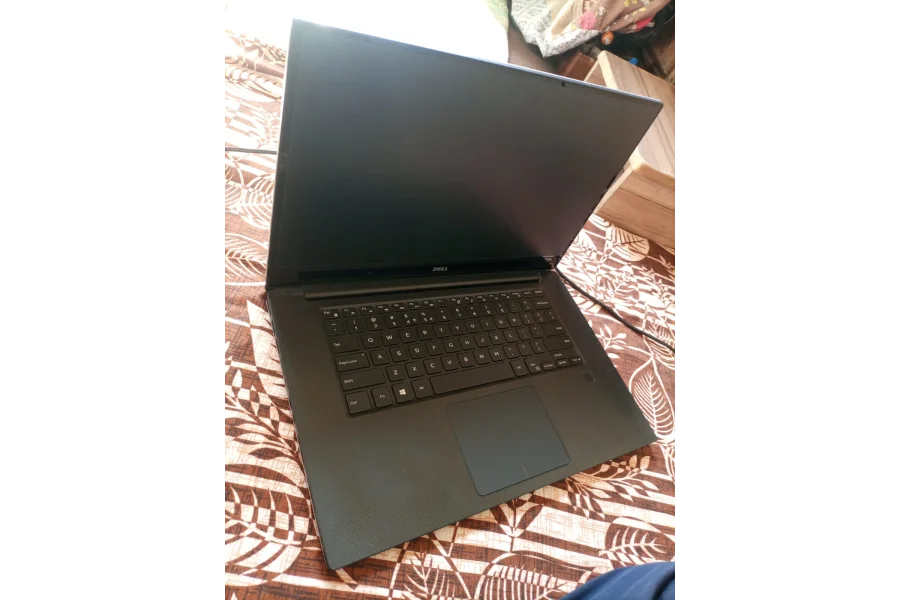 Dell XPS 15 9560 15.6&quot;(512GB SSD, Intel Core i7-7700HQ, 2.8 GHz, 16GB