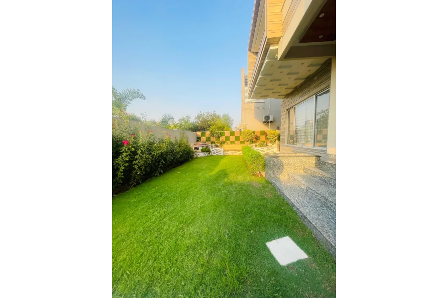 بحریہ ٹاؤن، لاہور میں ایک کنال مکمل فرنشڈ مکان برائے فروخت