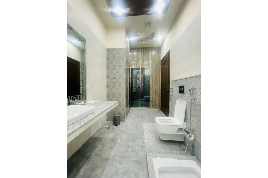 بحریہ ٹاؤن، لاہور میں ایک کنال مکمل فرنشڈ مکان برائے فروخت