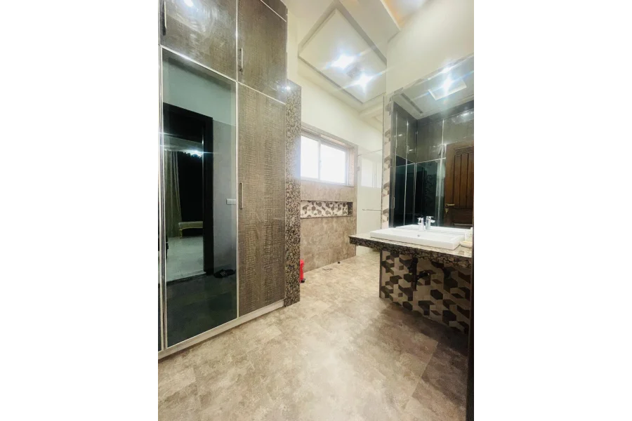 بحریہ ٹاؤن، لاہور میں ایک کنال مکمل فرنشڈ مکان برائے فروخت