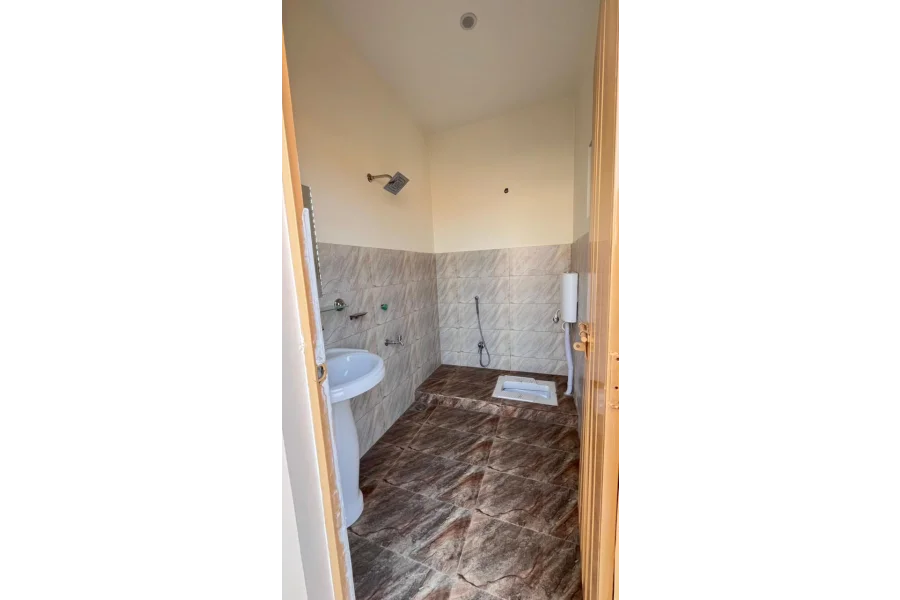 5 مرلہ تین منزلہ مکان برائے فروخت