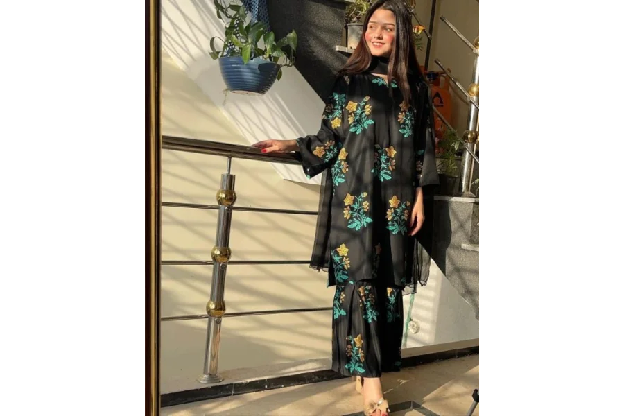 لینن بلاک فلاور پرنٹ 2 پیس سوٹ شرارہ اسٹائل کے ساتھ – خوبصورت ایک