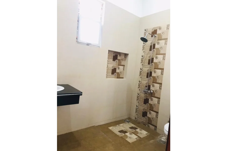 300 گز کا بالکل نیا بنگلہ برائے فروخت