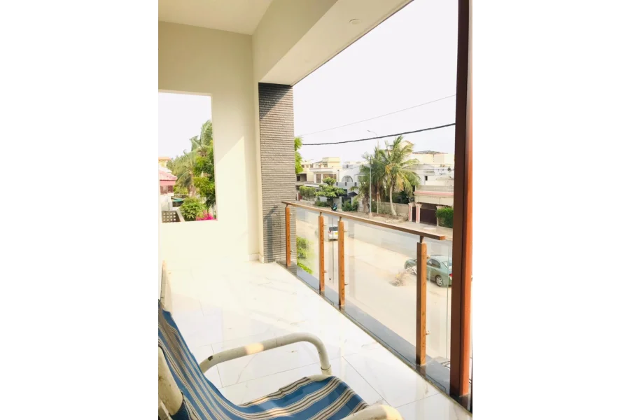 300 گز کا بالکل نیا بنگلہ برائے فروخت