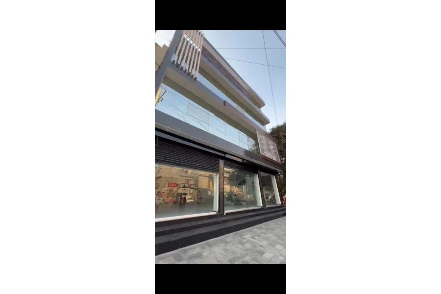 مین گرومنگت روڈ پر 7 مرلہ 4 منزلہ پلازہ